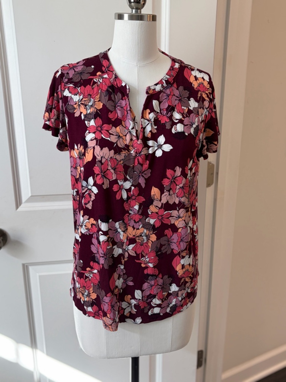 Liz Claiborne Burgundy Floral Split-Neck Short Sleeve Top